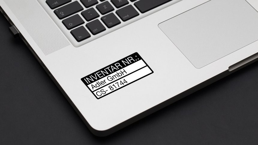 Etikett címke, laptopon