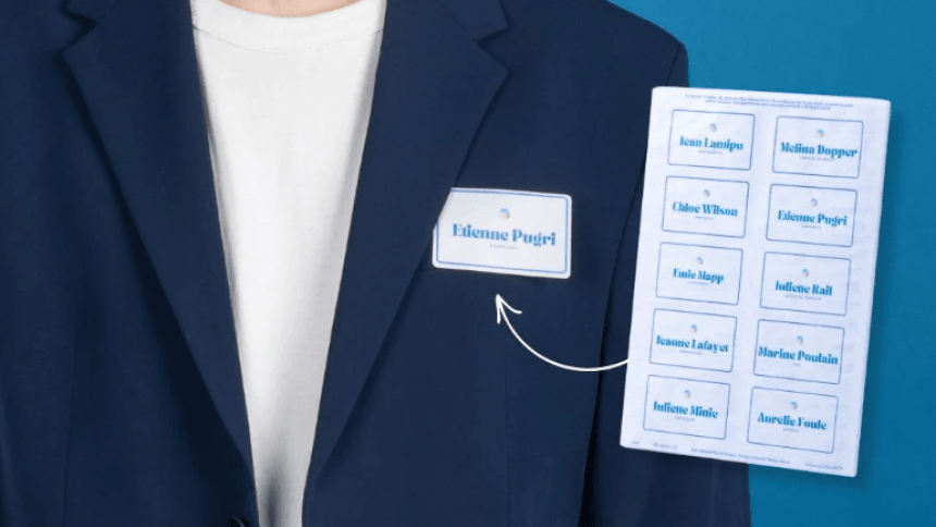 Infografika a névkitűző lapról és a ruházathoz való rögzítés folyamatáról