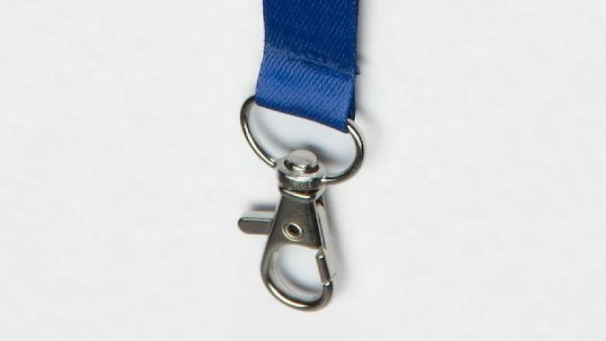 Fém karabiner a kék zsinór végén