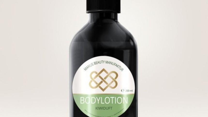 Sötét pumpás flakon kivi illatú testápolóval. Címke logóval és "Bodylotion" felirattal.