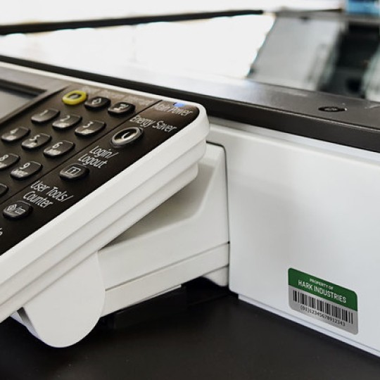 Irodai elektronikai eszközön vonalkódcímke