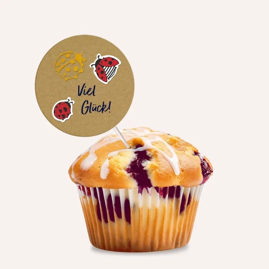 Muffin, kistáblával, rajta bátorító üzenettel és katicabogár matricákkal