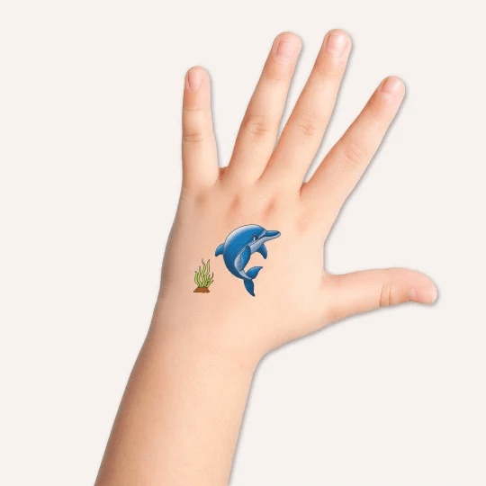 Kézfejen egy delfines gyermek tetoválás