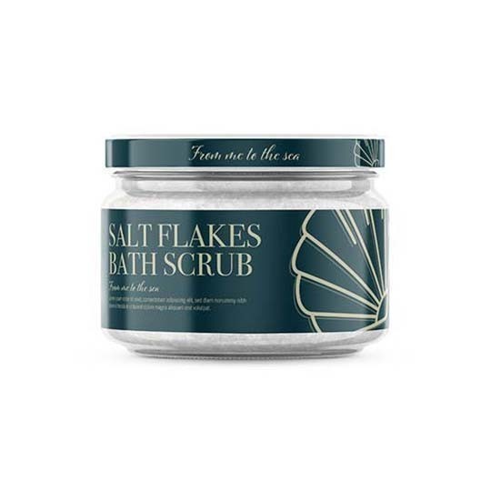 Üvegtégely "Salt Flakes Bath Scrub" fürdőradírral, fehér sóval és sötétzöld, kagylómotívumos címkével.
