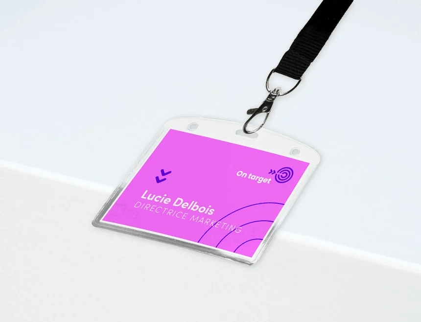 Lila kitűző négyzet alakú tokban a konferencia résztvevőjére vonatkozó információkkal