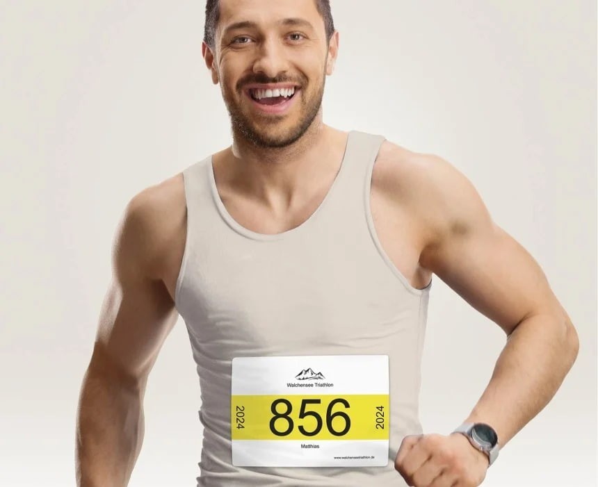 Sportmatrica címke számmal a sportoló pólóján