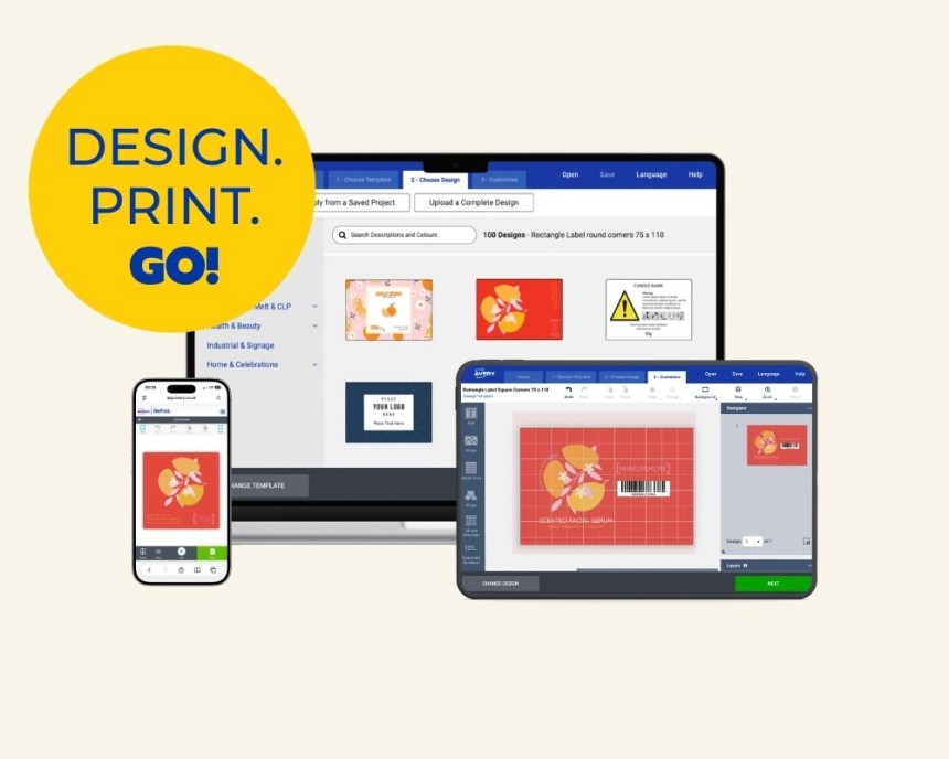 Kollázs, amely egy címke tervező szoftvert mutat be laptopon, monitoron és okostelefonon. A képernyőkön a címkesablonok kiválasztásának és testreszabásának folyamata látható. A sarokban egy feltűnő sárga körben a következő felirat olvasható: „DESIGN. PRINT. GO!” (Tervezz. Nyomtasd ki. Indulj!)