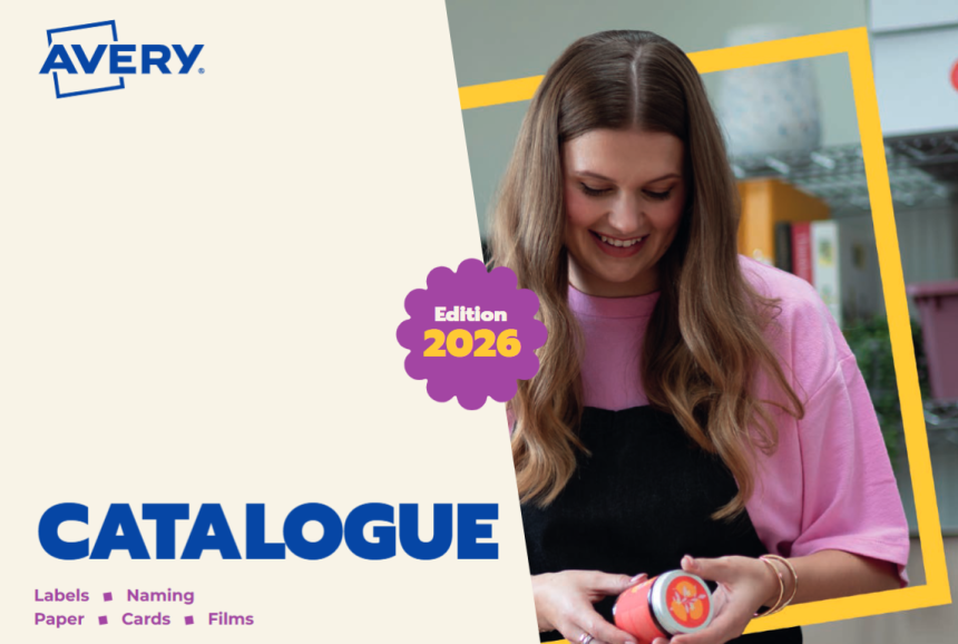 Az Avery katalógus borítója, 2026-os kiadás. A bal oldalon, krém színű háttér előtt látható az Avery logó, a nagy kék „CATALOGUE” felirat, valamint a kategóriák felsorolása: Címkék, Címkézők, Papír, Kártyák és Fólia. A jobb oldalon egy mosolygó, rózsaszín pólós nő áll, aki egy címkével ellátott terméket tart a kezében.