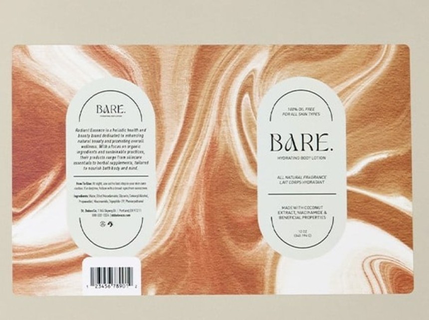 A "BARE." márkájú hidratáló testápoló flakonjának hátoldali címkéje. A címke dizájnja bézs és barna árnyalatú márványmintás háttérre van helyezve.