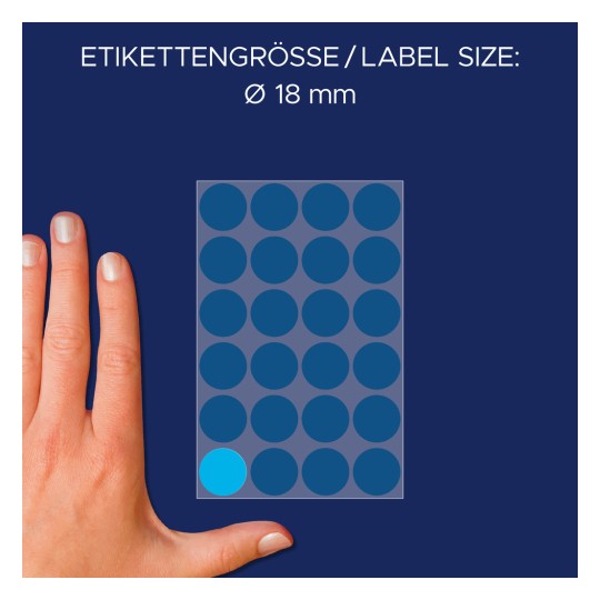 A képen egy kéz látható egy ív kör alakú címke mellett, amely megadja a címkék 18 mm átmérőjű méretét, egyetlen kék címkével a többi között.