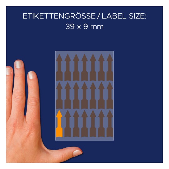 A kép egy kéz mellett egy címkeívet mutat, amelynek mérete 39 x 9 mm, és különböző színű nyíldizájnokat tartalmazó rácsot ábrázol. Közöttük ki van emelve egy narancssárga nyíl.