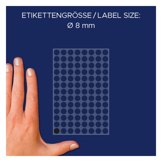 A kép egy kezet mutat matricákat tartalmazó lappal, amelyek mindegyike 8 mm átmérőjű kör alakú címke. A háttér sötétkék.