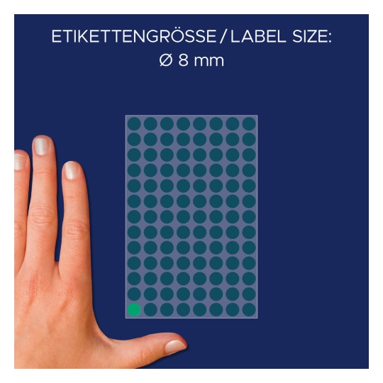 A kép egy kéz látható egy címkelap mellett, amelyen több kerek címke található, a címke mérete Ø 8 mm-ként van feltüntetve. Egy címke zöld színnel van kiemelve.