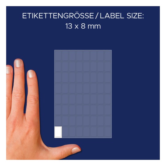 A kép egy kézre mutat egy címkelap mellett, amely 13 x 8 mm-es címkeméretet jelöl.