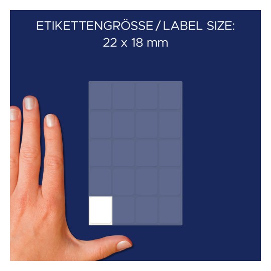 A kép egy kéz és egy címkelap mellett látható, ami a 22 x 18 mm-es címkeméretet jelzi.