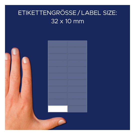 A kép egy kéz és egy címkelapot ábrázol, kiemelve a 32 x 10 mm-es címkeméretet. A háttér sötétkék, és a címkék függőlegesen vannak elrendezve.