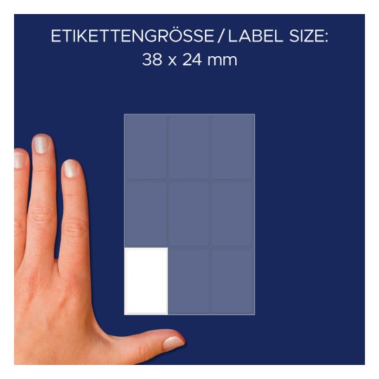 A kép egy kezet ábrázol egy címke ív mellett, amelynek méretei 38 x 24 mm. Az ív rácsos elrendezésű, az egyik üres címketerület fehérrel van kiemelve az alsó bal sarokban.
