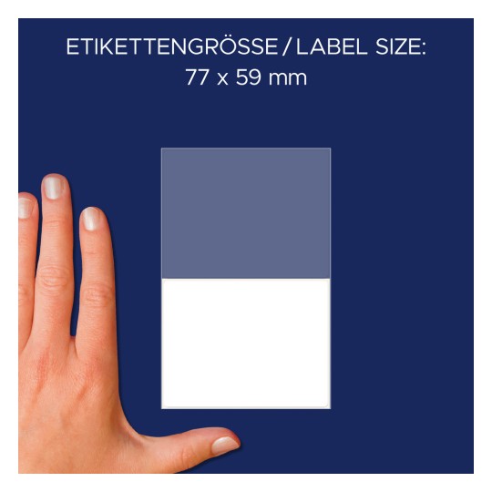 A képen egy kéz látható egy címkeméret útmutató mellett. A címke méretei 77 x 59 mm, németül és angolul is feltüntetve. A címke egy sötétkék felső részből és egy fehér alsó részből áll, tengerészkék háttér előtt.