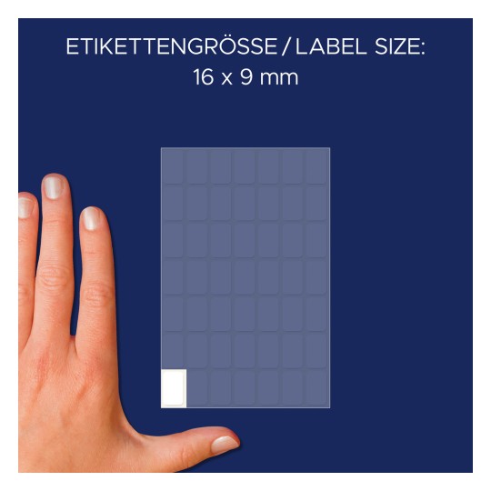 A képen egy 16 x 9 mm méretű címkefüzet látható, mellette egy kéz a méretarány kedvéért, sötétkék háttérrel.