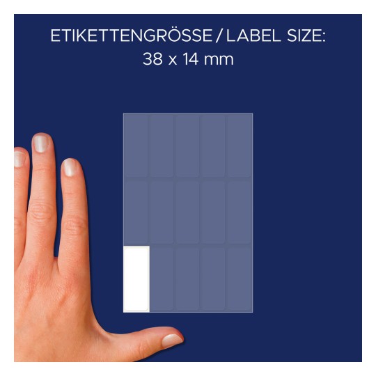 A kép egy címkés ív melletti kezet ábrázol, amelyen egy 38 x 14 mm-es címke mérete látható. A háttér sötétkék.