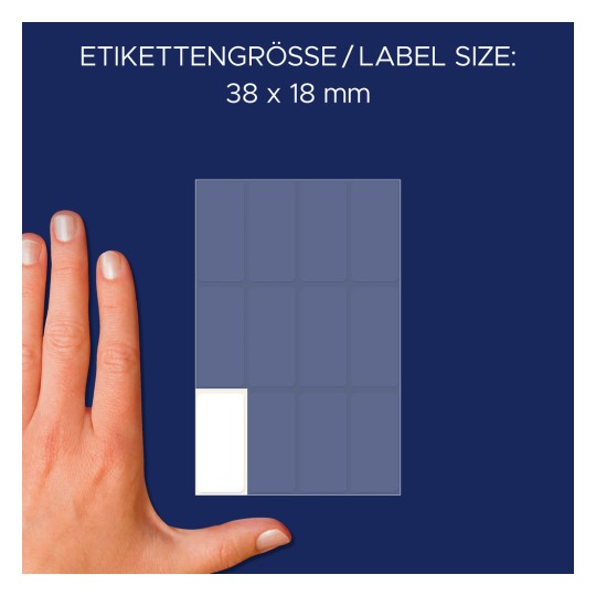A képen egy kéz látható egy címkeív mellett, amelyen a címkeméret 38 x 18 mm-re van feltüntetve. A háttér sötétkék, és a címkék rácsmintázatban vannak elrendezve.