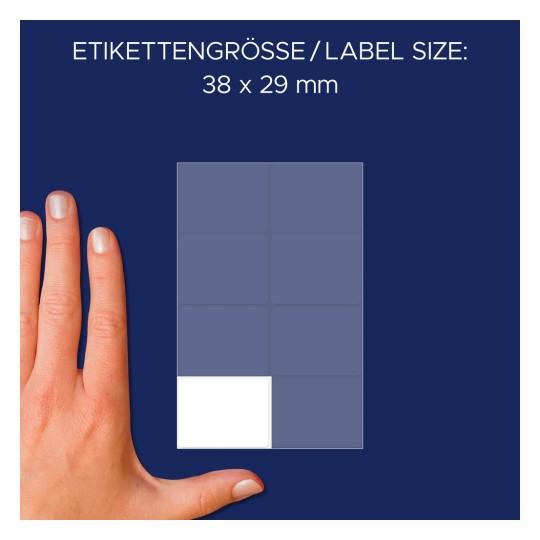 A kép egy kéz látszik egy címkelap mellett, a címkék mérete 38 x 29 mm, ami felül van megadva.