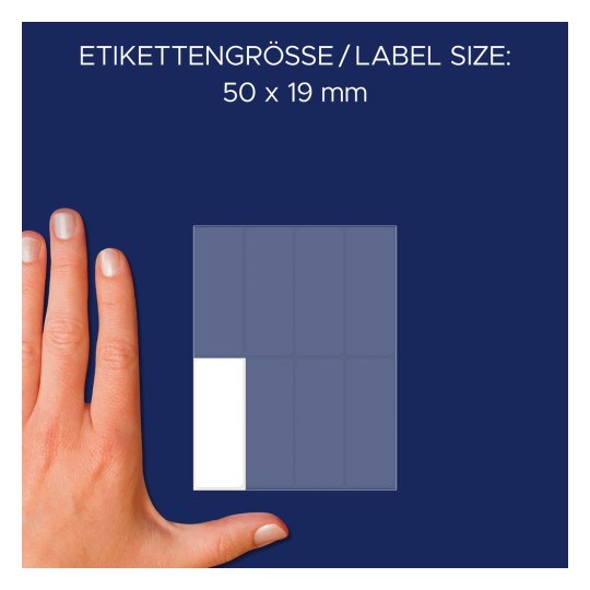 A kép egy kézre mutat egy címkelap mellett, amely jelzi a címke méretét, ami 50 x 19 mm. A háttér sötétkék, és néhány címke látható a lapon, köztük egy üres is.