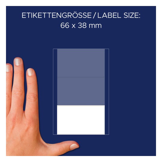 A kép egy kéz mellett mutat egy címkét, amely a címke méretét 66 x 38 mm-esként jelzi, sötétkék háttérrel.