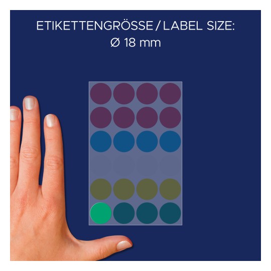 A kép egy kéz látható egy ívnyi különböző színű kör alakú címkék mellett, amelyek 18 mm-es címkeméretet jelölnek.
