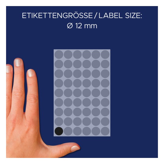 A kép egy kéz mellett egy kör alakú címkékből álló lapot mutat. A címkék mérete 12 mm átmérőjű, sötétkék háttérrel.