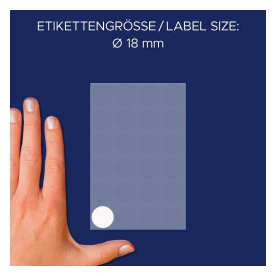 A képen egy 18 mm-es címke mérete látható, amely mellett egy kéz van a méretarány miatt. A háttér sötétkék, és a címkén körkörös minták láthatók.