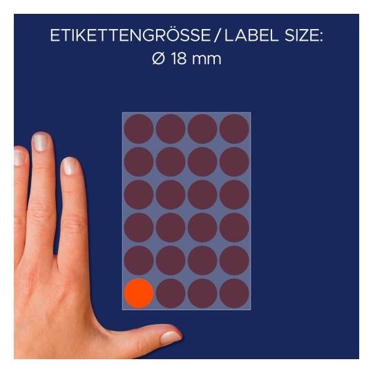 A kép egy kéz mellett elhelyezkedő kör alakú címkékből álló lapot ábrázol, amelyek mindegyike 18 mm átmérőjű. Az egyik címke narancssárgával van kiemelve.