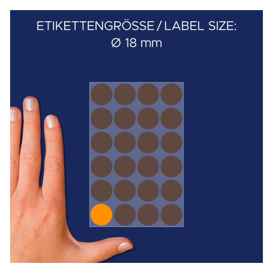 A kép egy kéz mellett egy kör alakú címkéket tartalmazó lapot mutat, amely 18 mm-es méretet jelöl különböző barna körökkel és egy narancssárga körrel a bal alsó sarokban.