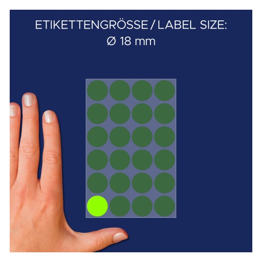 A képen egy kéz látható egy kör alakú címkéket tartalmazó lap mellett, többnyire zölddel és egy élénkzöld címkével a bal alsó sarokban. A címkék mérete Ø 18 mm.