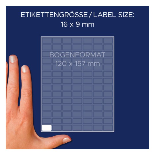 A képen egy címkeív látható, amelynek címkénkénti mérete 16 x 9 mm, és az ív teljes mérete 120 x 157 mm. Az ív mellett egy kéz helyezkedik el a méretek szemléltetésére.