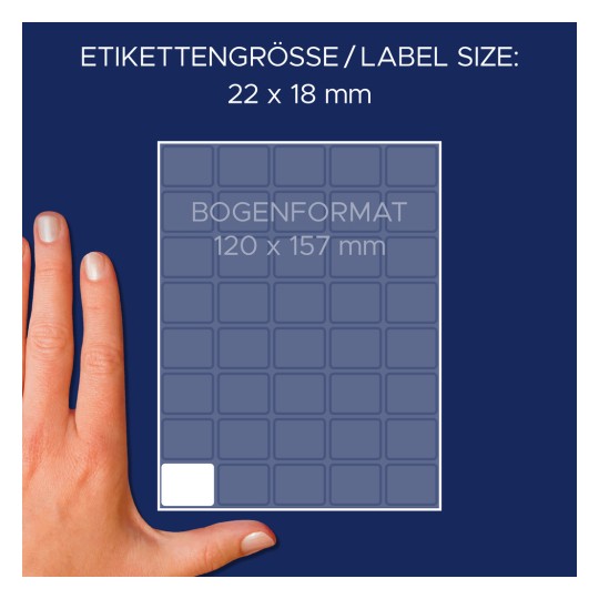 A kép egy kézfejet mutat egy címkelap mellett, amely az egyes címkék esetében 22 x 18 mm méretűek, a lap formátuma pedig 120 x 157 mm.