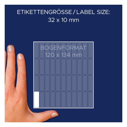 A kép egy kezet mutat egy címkeív mellett, amelynek méretei 32 x 10 mm, és a teljes ív mérete 120 x 134 mm.