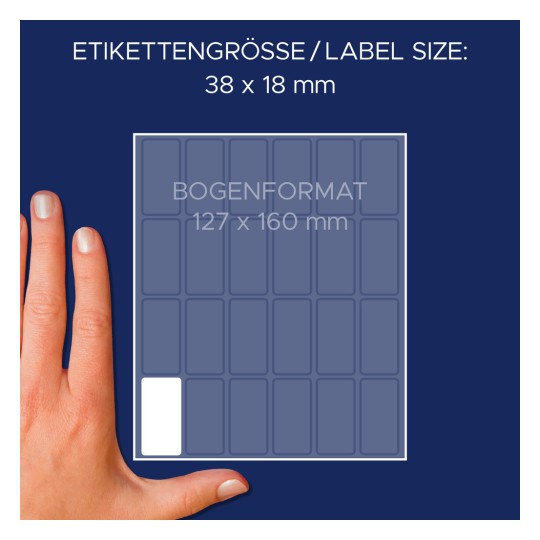 A kép egy címkelapot jelenít meg méretekkel és egy kézzel a méretezéshez. A címke mérete 38 x 18 mm, a lap formátuma pedig 127 x 160 mm.