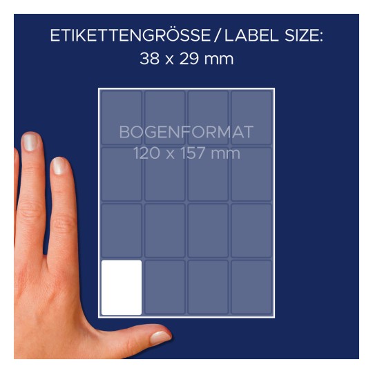 A kép egy címke méret specifikációját mutatja, amelynek méretei 38 x 29 mm, és a lap formátuma 120 x 157 mm. Egy kéz van a címkelap mellett méretreferencia céljából.