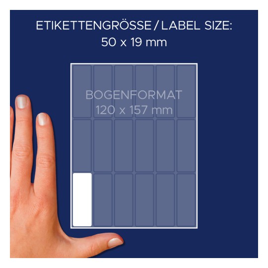 A képen egy kéz látható egy címkeelrendezés mellett. Megmutatja a címkeméretek méreteit: 50 x 19 mm és egy 120 x 157 mm-es lapformátum. A háttér sötétkék.