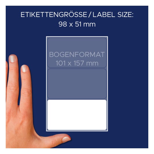 A kép egy kéz mellett egy címke mérettáblázatot ábrázol. Feltünteti a 98 x 51 mm-es címkeméreteket és a 101 x 157 mm-es lapformátumot, mindezt sötétkék háttéren.