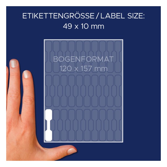 A képen egy címkeark látható, amelyen egy kéz mutatja a méretarányt, a címke méretét és a formátum dimenzióit németül jelzi. A címke mérete 49 x 10 mm, míg az arké 120 x 157 mm.