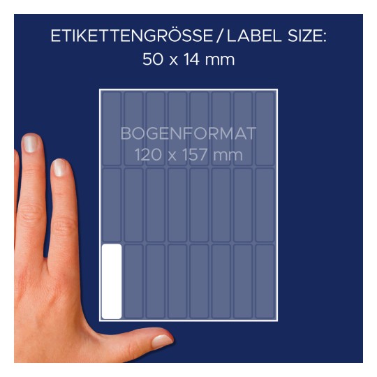 A kép egy kéz mellett egy címkékből álló ívet mutat. A címkék mérete 50 x 14 mm, az ív formátuma 120 x 157 mm, sötétkék háttéren jelenik meg.