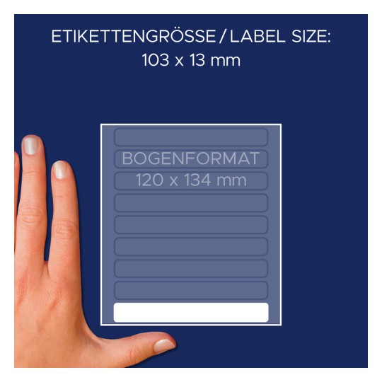 A képen egy 103 x 13 mm méretű címke látható, az összformátum 120 x 134 mm-nek van jelölve. A címke mellett egy kéz van elhelyezve a méretarány szemléltetése érdekében.