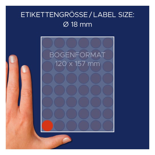 A kép egy Ø 18 mm méretű címkét mutat, egy 120 x 157 mm-es lap formátumban, egy kéz mellett a méretarány miatt.