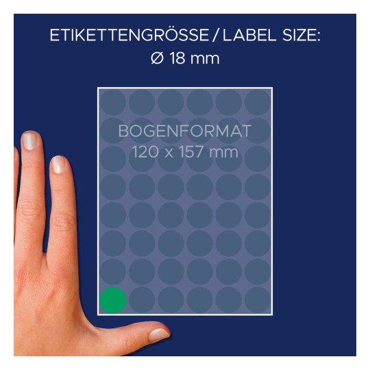 A kép egy kezet ábrázol egy címkéző lap mellett, jelezve a címke méretét Ø 18 mm, a lap formátumát pedig 120 x 157 mm-ként. A háttér sötétkék, és a címkék rácsos mintázatban vannak elrendezve.