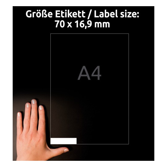 A képen egy kéz látható, amely egy méretmutató mellett van elhelyezve, amely a 70 x 16.9 mm-es méreteket jelzi, fekete háttérrel, ahol az 'A4' és 'Größe Etikett / Label size' szövegek jól láthatóan vannak megjelenítve.