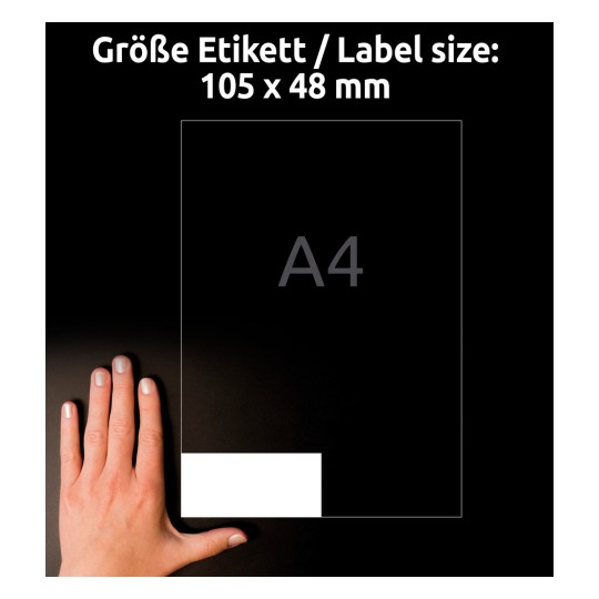 A kép egy kéz látható egy fekete háttér mellett, a szöveg pedig egy 105 x 48 mm-es címke méretét részletezi. A címke téglalapként van ábrázolva, amelyen 'A4' szerepel.