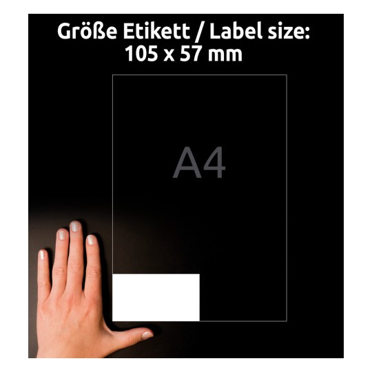 A kép egy kézfejet ábrázol egy fehér címke mellett fekete háttéren, a szöveg pedig a címke méretét 105 x 57 mm-ként jelzi.