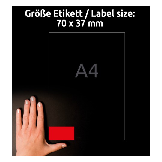 A kép egy kezet ábrázol egy téglalap alakú terület mellett, amelyen egy 70 x 37 mm méretű nyomtatott címke található, A4-es méretű lapon elhelyezve.
